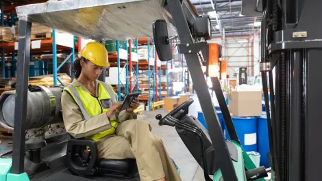 The advantages of vehicle-mounted computers for warehouse data solutions